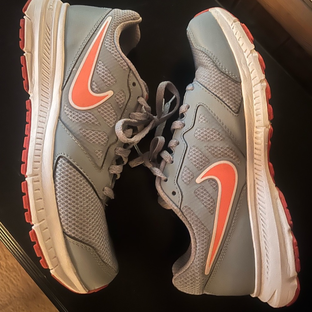 WOMANS NIKE SNEAKERS-  GREY W/ ORANGE/CORAL NIKE CHECK - SIZE 8.5
